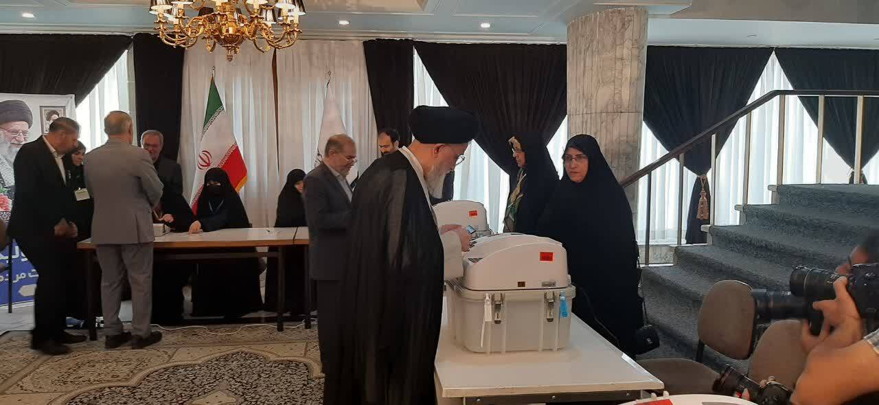 جمعی از اعضای شورای نگهبان رای خود را به صندوق انداختند