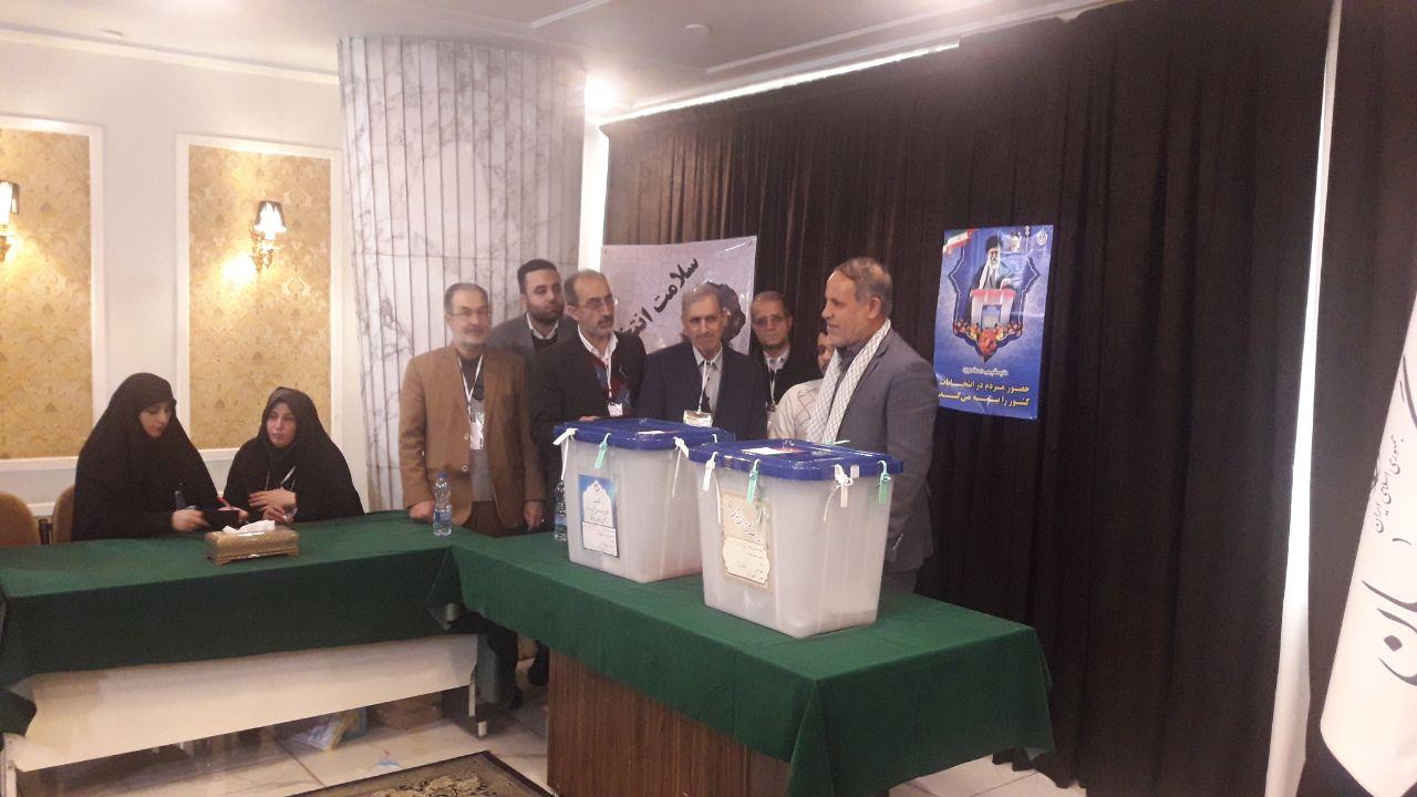 قائم مقام دبیر و معاون اجرایی و امور انتخابات شورای نگهبان رای خود را به صندوق انداختند
