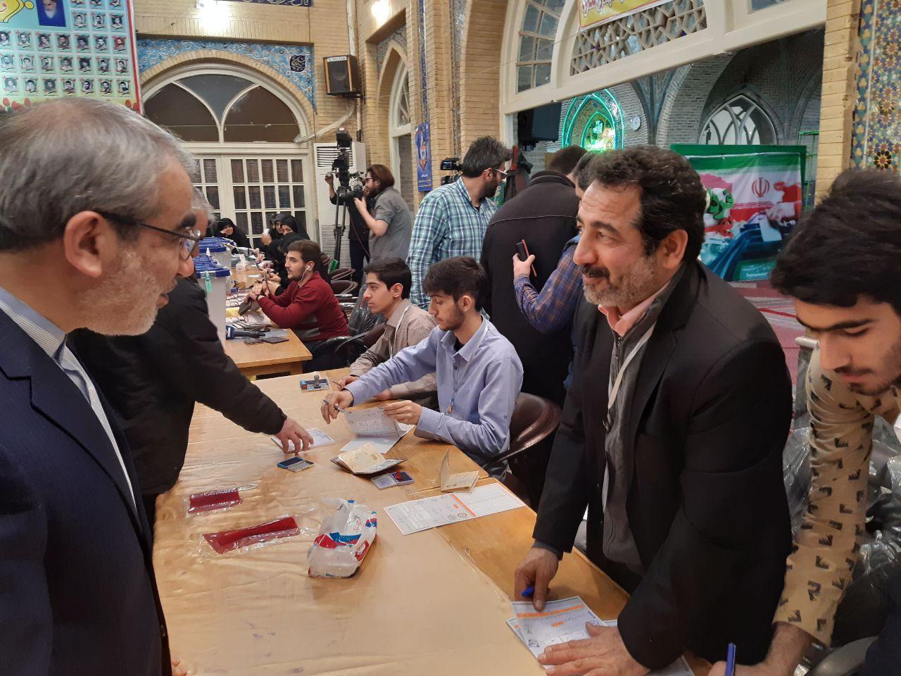 حضور و بازدید سرزده قائم مقام دبیر شورای نگهبان از شعبه اخذ رای در مسجد لرزاده