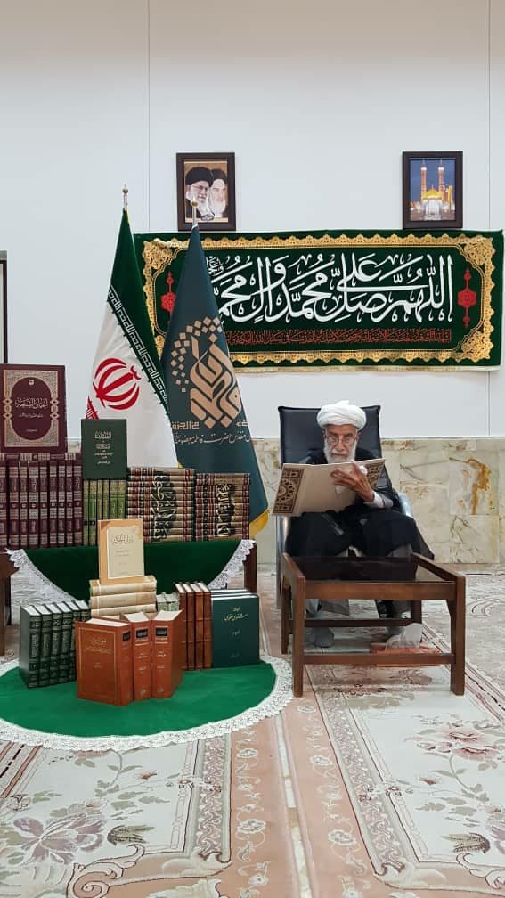 آیت الله جنتی بخش از کتاب‌های شخصی خود را به کتابخانه حضرت معصومه اهدا کرد+ تصاویر