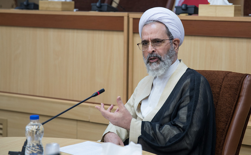 فراکسیون روحانیت مجلس جنبه شرعی مصوبات را با فقهای شورای نگهبان در میان بگذارد