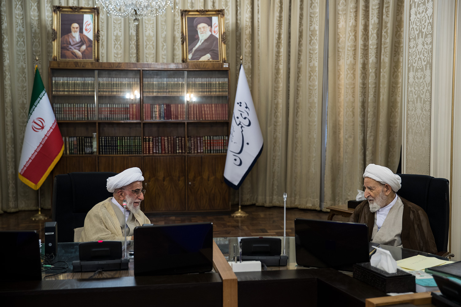 نگاهی به زندگینامه آیت&zwnj;الله یزدی؛ از تبعید و اعلام مرجعیت امام تا مسئولیت&zwnj;های مهم بعد از انقلاب