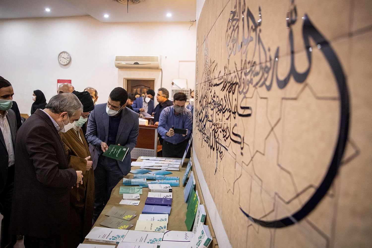 آیت‌الله محمد خامنه‌ای از نمایشگاه اسناد قانون اساسی و آثار پژوهشکده شورای نگهبان بازدید کرد