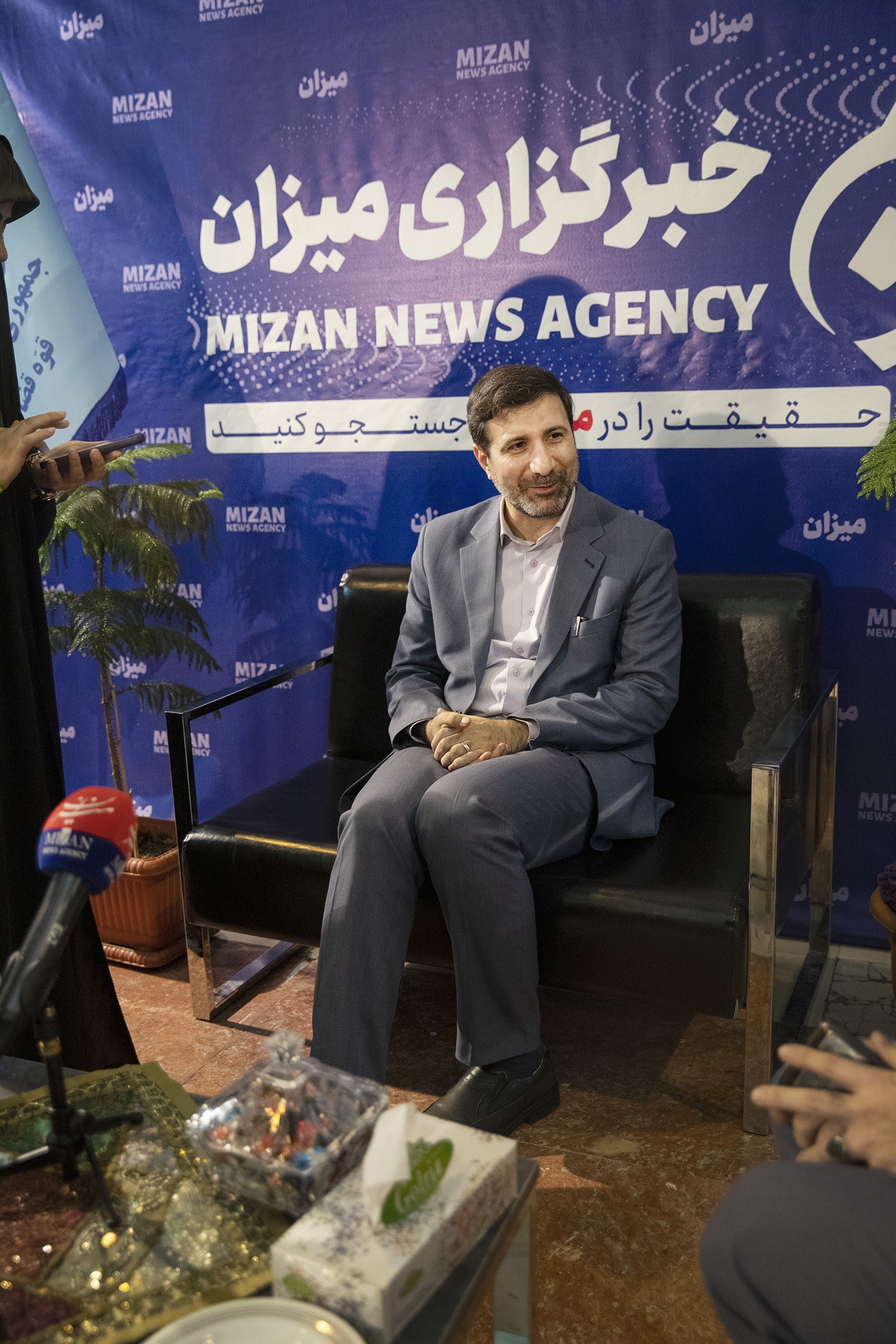 نمایشگاه رسانه‌های ایران میزبان سخنگوی شورای نگهبان بود/ رقابت سیاسیون با خبرنگاران برای گفتگو با دکتر طحان‌نظیف!