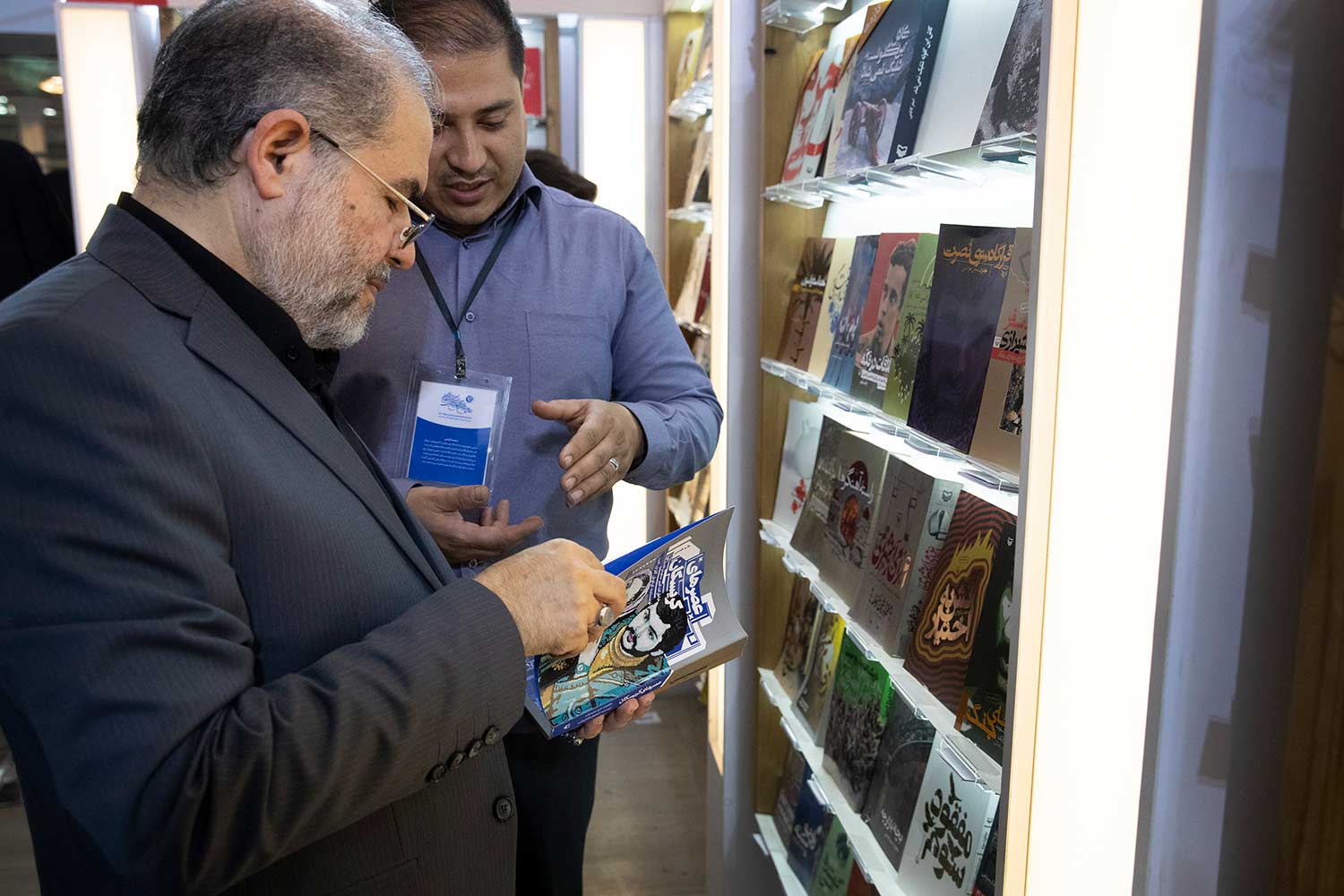 دکتر ره‌پیک از نمایشگاه کتاب بازدید کرد؛ از خرید «عصرهای کریسکان» تا پاسخ به سوالات حقوقی و سیاسی مردم