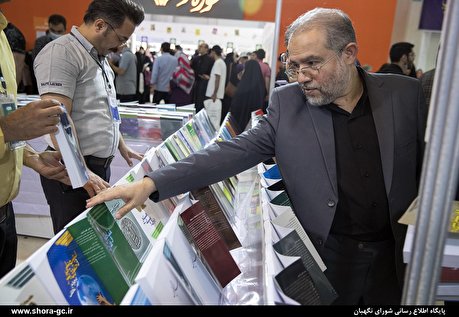 گزارش تصویری بازدید دکتر ره‌پیک از نمایشگاه کتاب