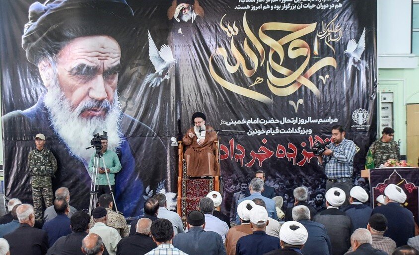 امام خامنه‌ای مقتدرانه جامعه اسلامی را رهبری می‌کنند