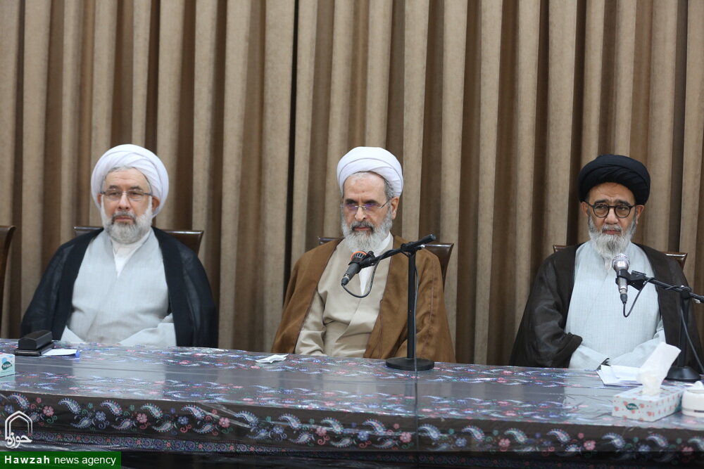 دشمن می‌خواهد حافظه‌ی تاریخی نسل جوان ما را پاک کند