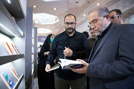 دکتر ره‌پیک از نمایشگاه کتاب بازدید کرد