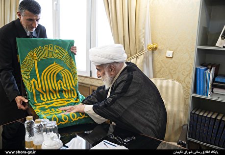 ادای احترام به پرچم بارگاه رضوی در شورای نگهبان