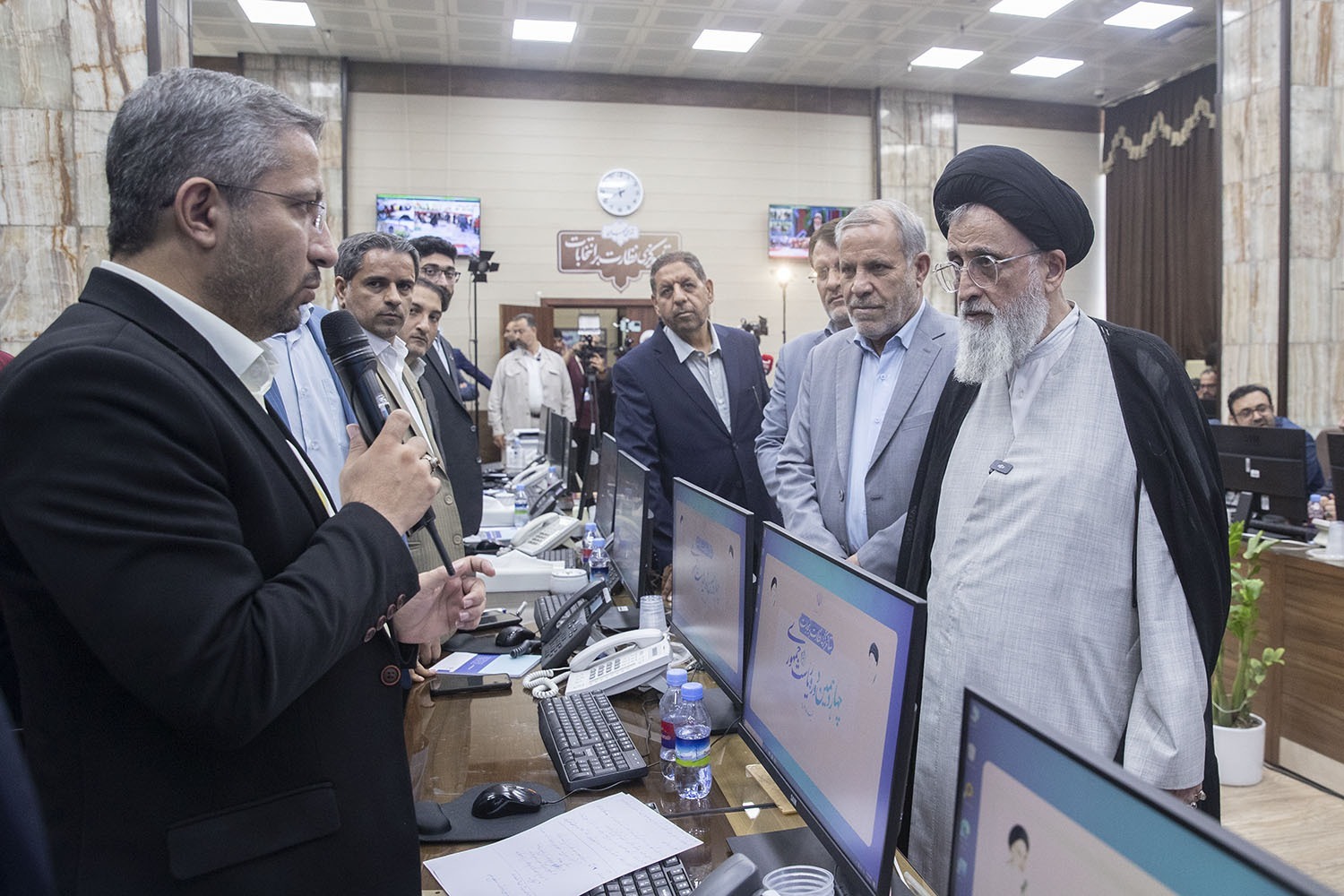 بازدید آیتالله مدرسییزدی و جمعی از حقوقدانان شورای نگهبان از ستاد مرکزی نظارت بر انتخابات بازدید آیتالله مدرسییزدی و جمعی از حقوقدانان شورای نگهبان از ستاد مرکزی نظارت بر انتخابات