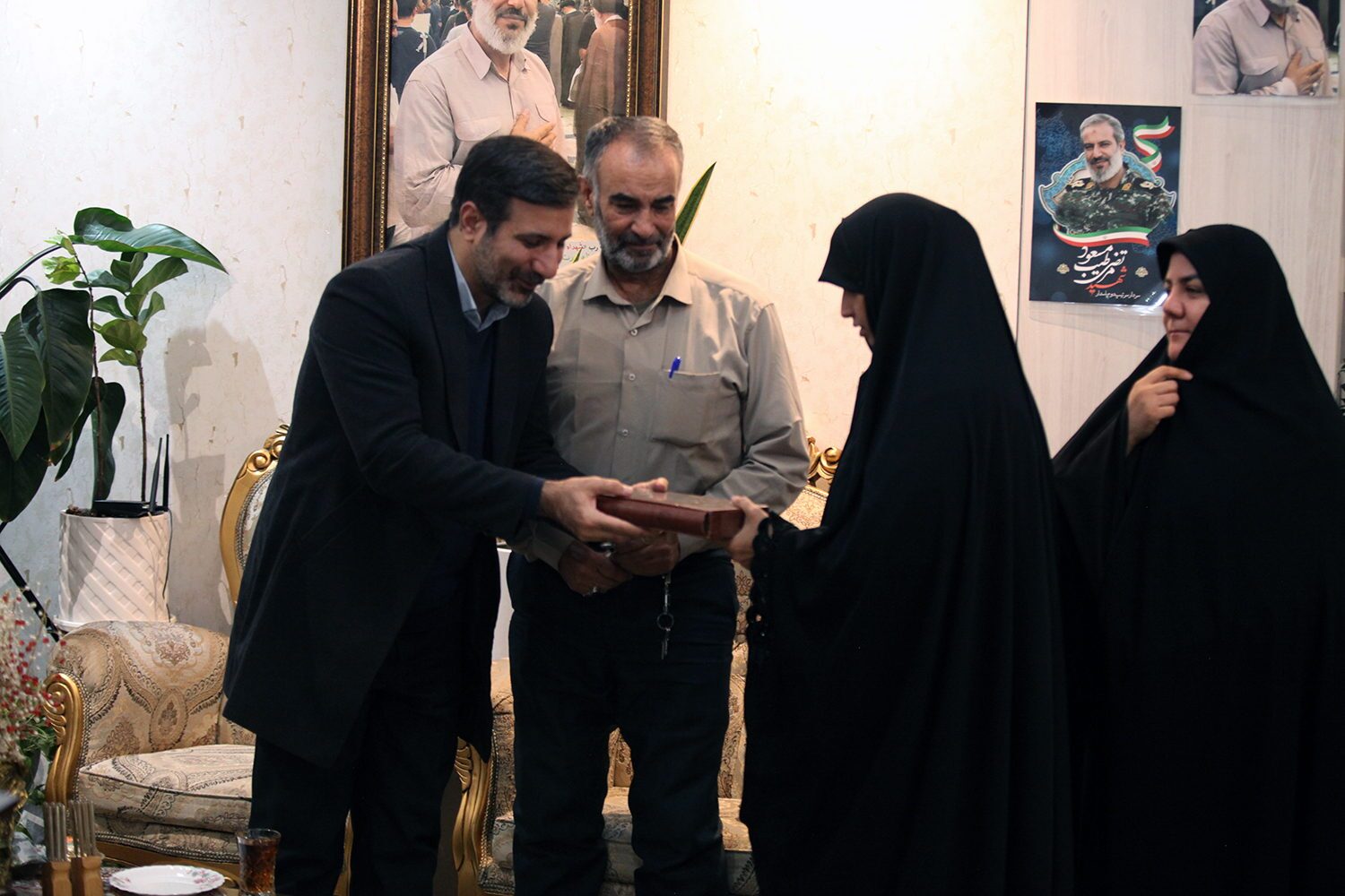 تکریم &laquo;امین مردم&raquo; در خانه &laquo;سردار گمنام&raquo;؛ روایت دیدار سخنگوی شورای نگهبان با خانواده شهید طیب&zwnj;مسعود/ دکتر طحان&zwnj;نظیف: مجاهدت شهدا، مردم ایران را در جهان سربلند کرد