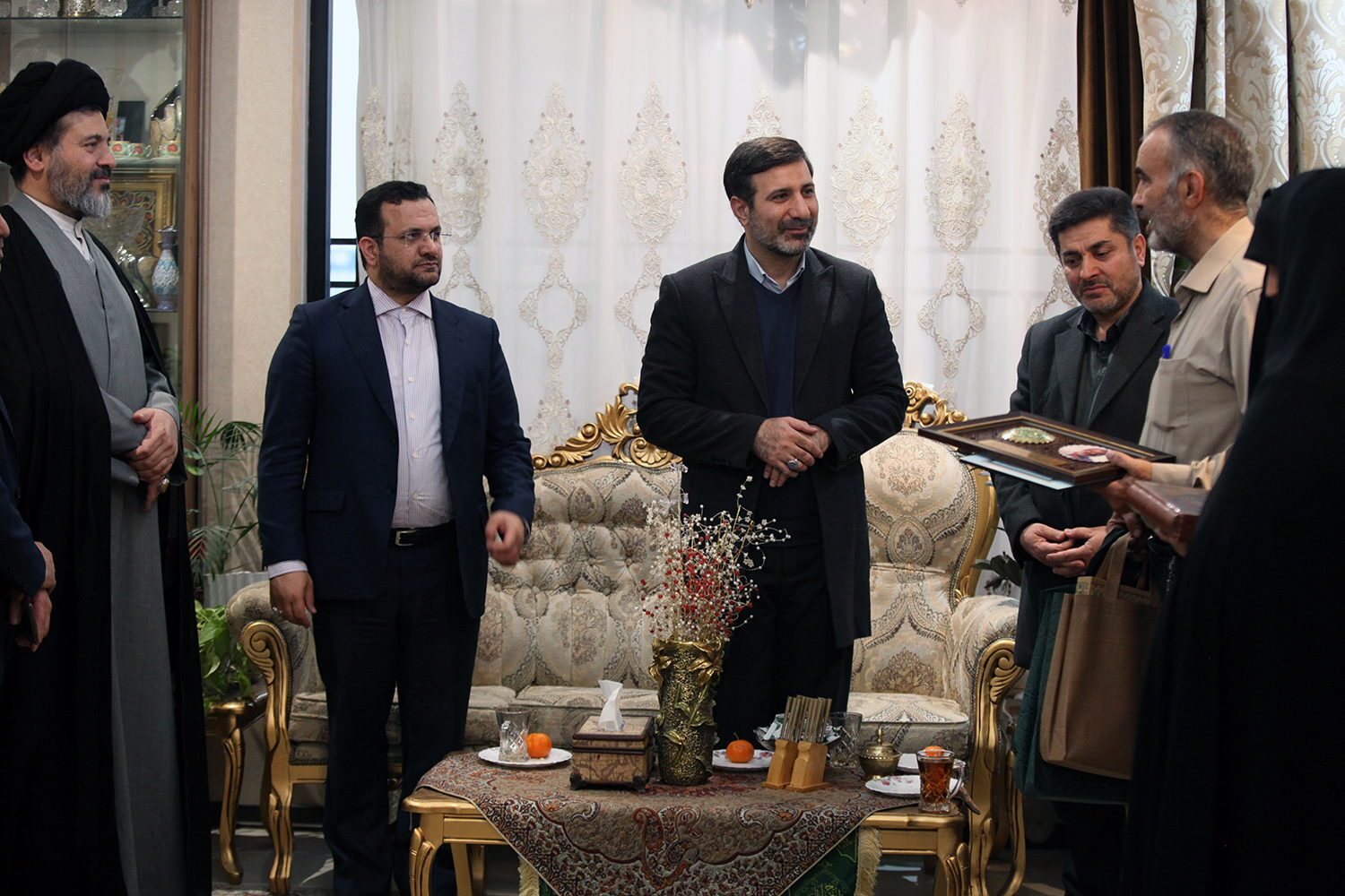 تکریم &laquo;امین مردم&raquo; در خانه &laquo;سردار گمنام&raquo;؛ روایت دیدار سخنگوی شورای نگهبان با خانواده شهید طیب&zwnj;مسعود/ دکتر طحان&zwnj;نظیف: مجاهدت شهدا، مردم ایران را در جهان سربلند کرد