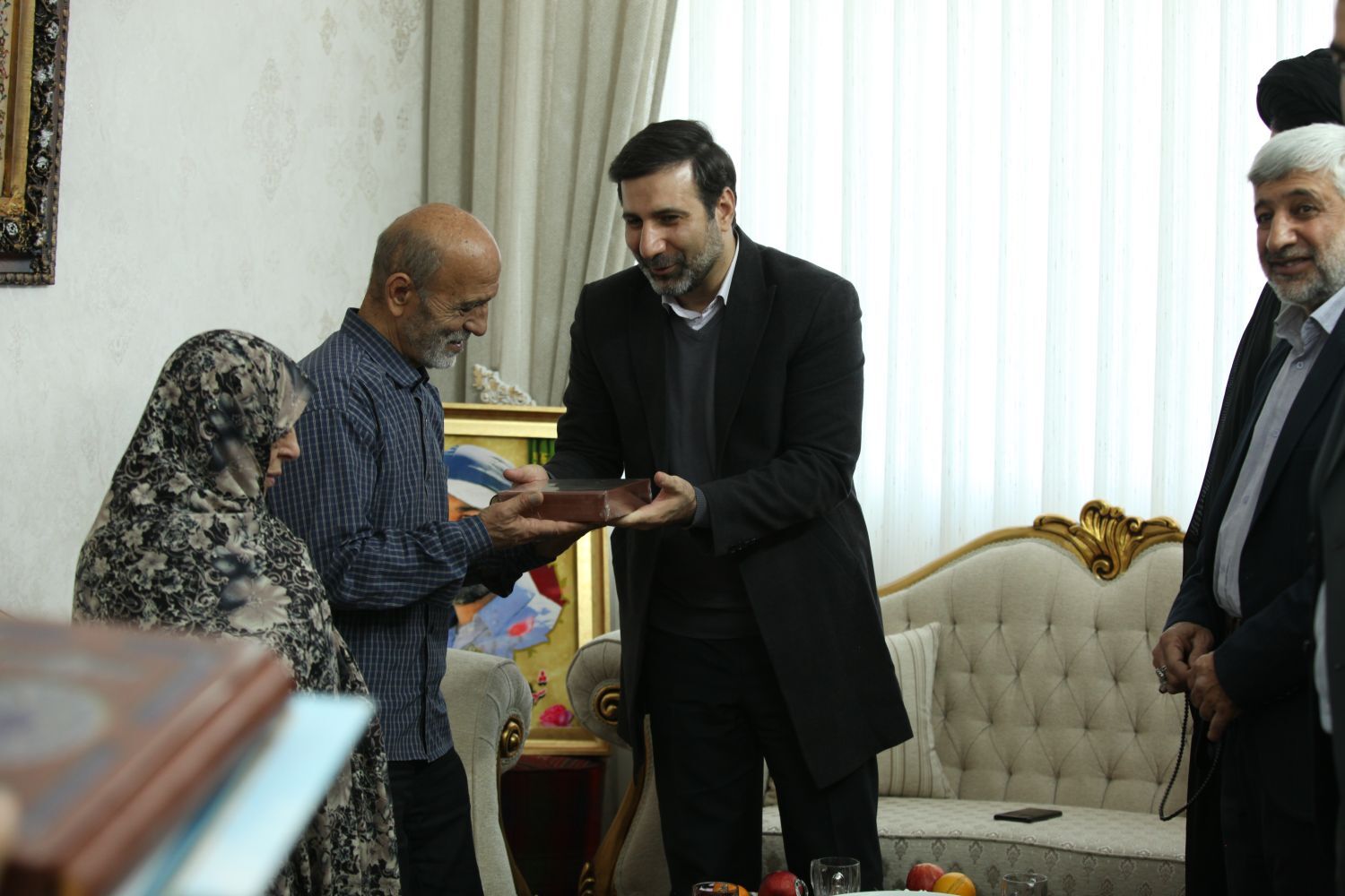 دیدار سخنگوی شورای نگهبان با شهید ناظر «علیرضا جلالیفر»؛ شهیدی که جلوهای از عشق و اخلاق علوی در میان ناظران انتخاباتی بود/ دکتر طحاننظیف: ملت ایران مسیر عزت را در وحدت و قوی شدن یافتهاند دیدار سخنگوی شورای نگهبان با شهید ناظر «علیرضا جلالیفر»؛ شهیدی که جلوهای از عشق و اخلاق علوی در میان ناظران انتخاباتی بود/ دکتر طحاننظیف: ملت ایران مسیر عزت را در وحدت و قوی شدن یافتهاند