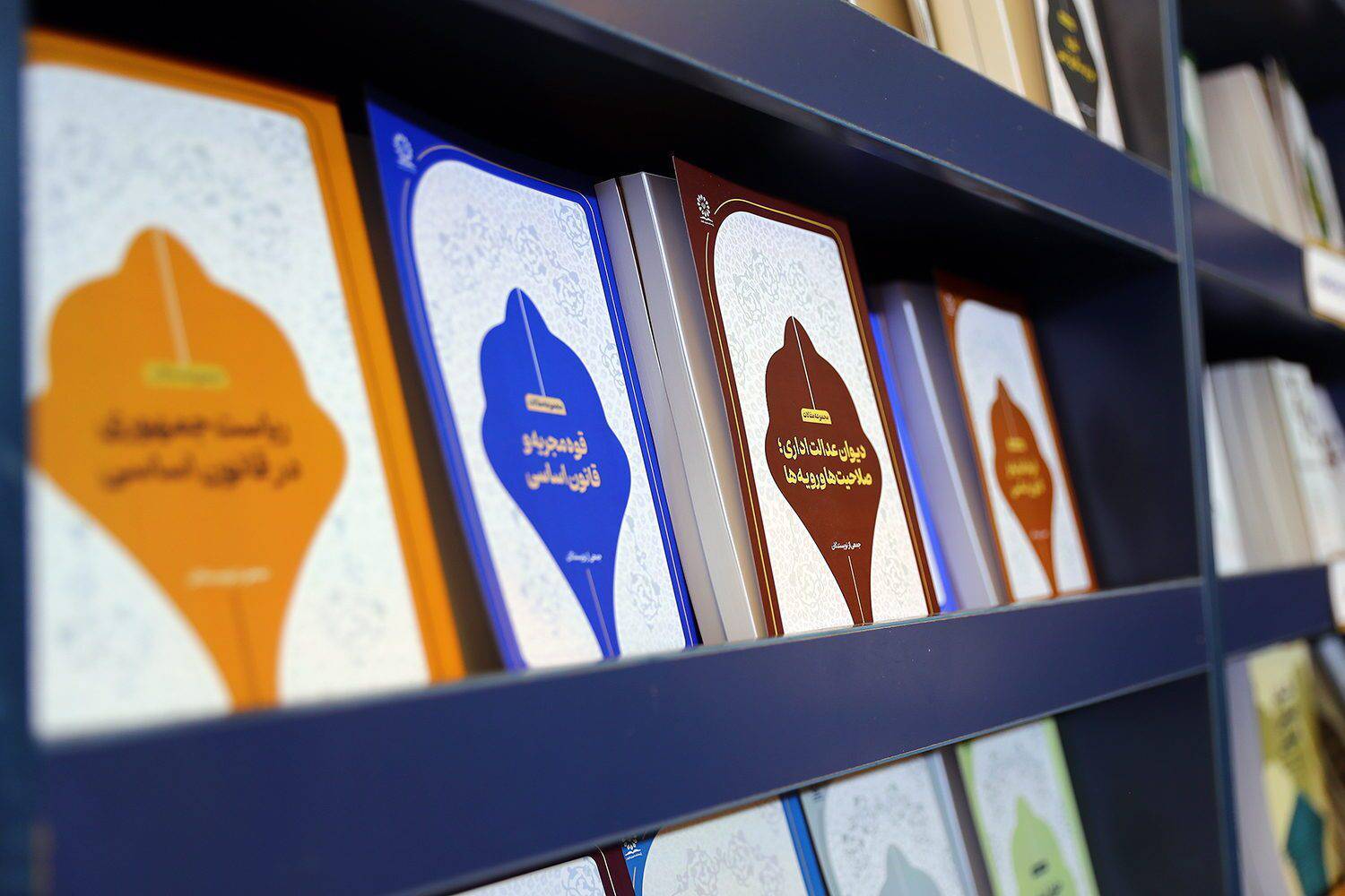 عرضه آثار تخصصی در حوزه قانون اساسی، انتخابات و حقوق تطبیقی در غرفه پژوهشکده شورای نگهبان