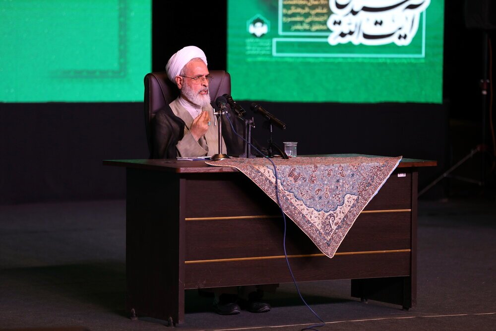 دشمنان در تلاش‌اند تا حافظه تاریخی ملت ایران را تضعیف کنند