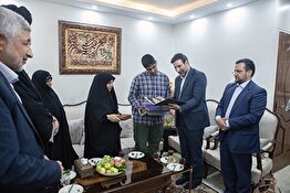 گزارش تصویری دیدار دکتر طحان نظیف با خانواده شهید ناظر «محمدرضا زندی»