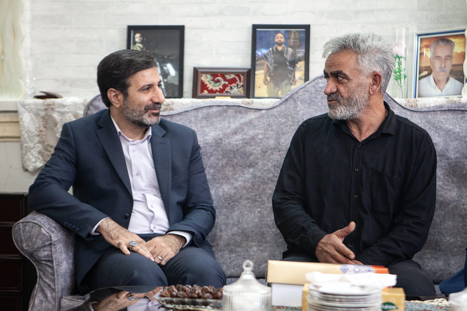 دیدار با پدر و برادری که شهیدشان در جستجوی خدمت به مردم بود/ دکتر طحان‌نظیف: خون شهیدان در ایجاد و استمرار انسجام ملی موثر بود