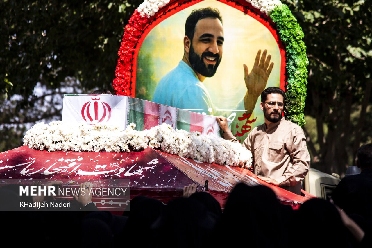 دیدار با پدر و برادری که شهیدشان در جستجوی خدمت به مردم بود/ دکتر طحان‌نظیف: خون شهیدان در ایجاد و استمرار انسجام ملی موثر بود