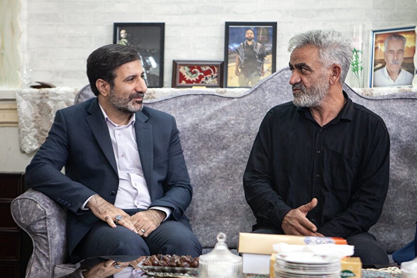 دیدار با پدر و برادری که شهیدشان در جستجوی خدمت به مردم بود/ دکتر طحان‌نظیف: خون شهیدان در ایجاد و استمرار انسجام ملی موثر بود