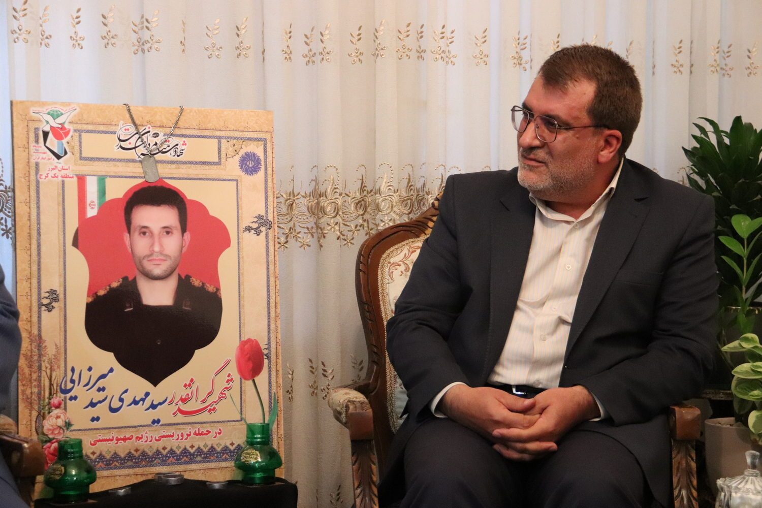 دیدار دکتر مولابیگی با خانواده شهید ناظر «سیدمهدی سیدمیرزایی»؛ او که همراه با مردم در تمام سختی‌ها بود و آخرین آرزویش شهادت در راه قدس و دفاع از وطن بود