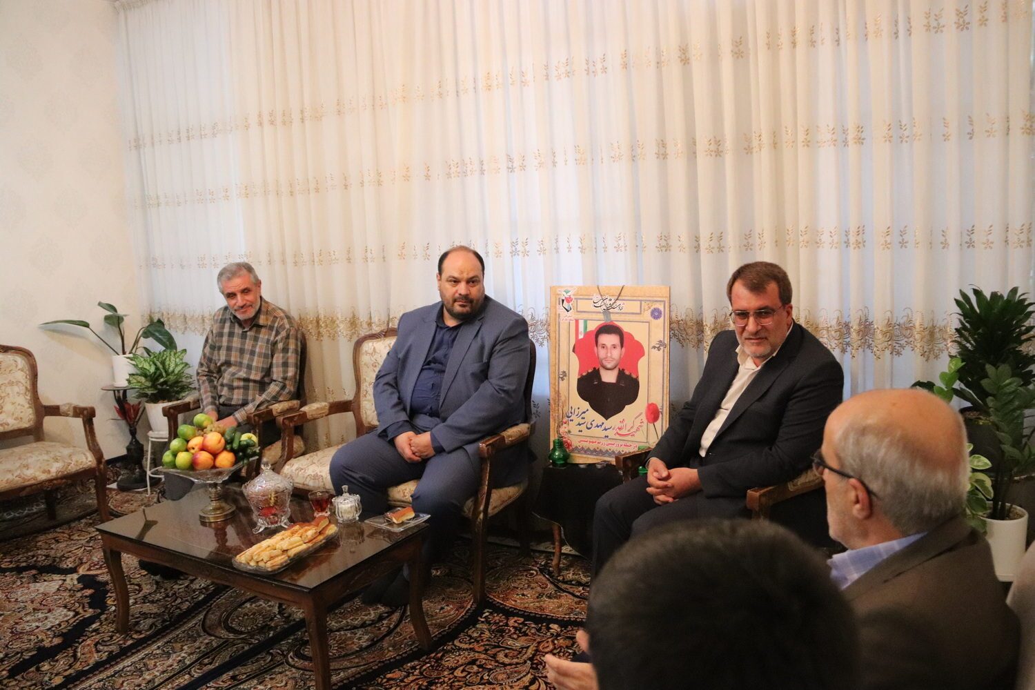 دیدار دکتر مولابیگی با خانواده شهید ناظر «سیدمهدی سیدمیرزایی»؛ او که همراه با مردم در تمام سختی‌ها بود و آخرین آرزویش شهادت در راه قدس و دفاع از وطن بود