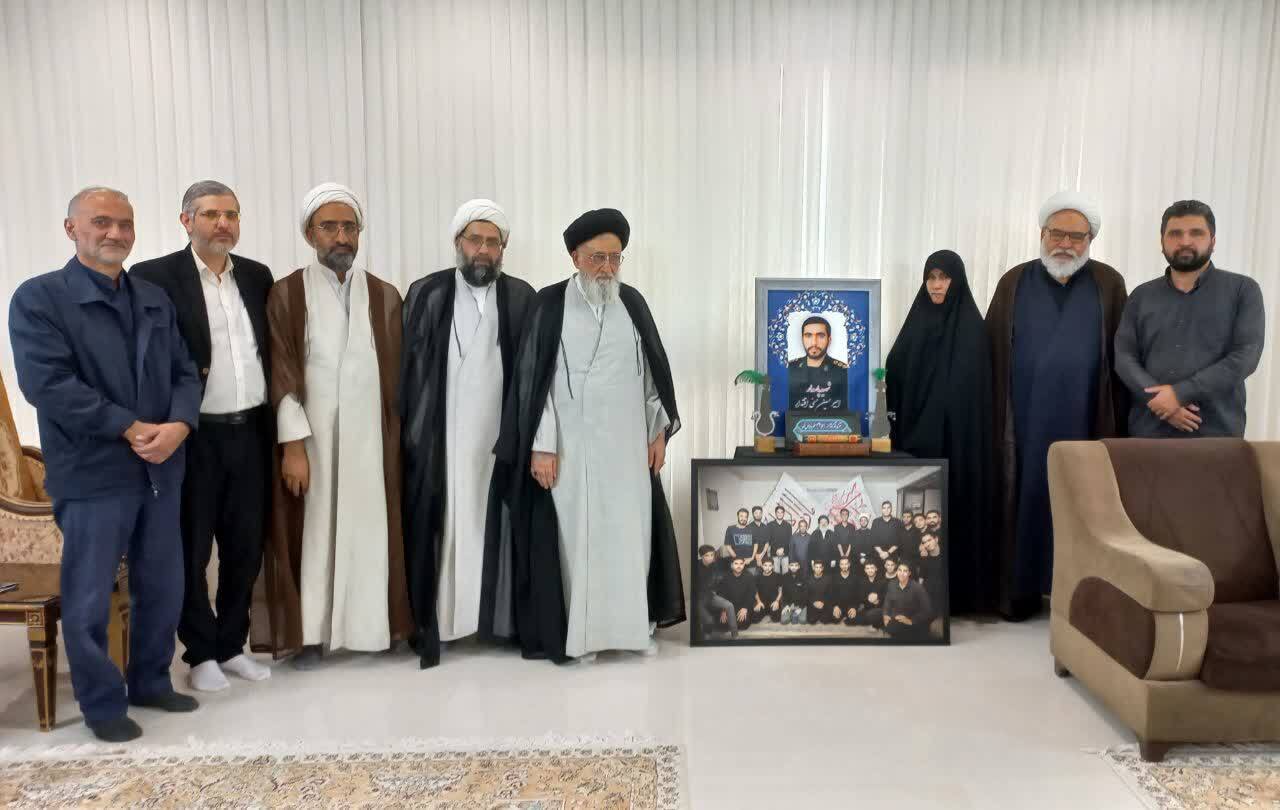 آیت‌الله مدرسی یزدی از خانواده شهید پاسدار امیر حسین حسنی از شهدای دفاع مقدس ۱۲ روزه تجلیل کرد