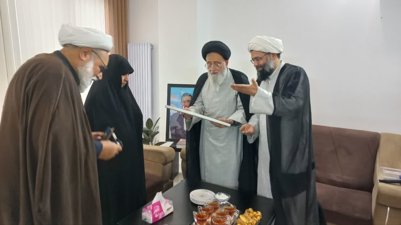 آیت‌الله مدرسی یزدی از خانواده شهید پاسدار امیر حسین حسنی از شهدای دفاع مقدس ۱۲ روزه تجلیل کرد