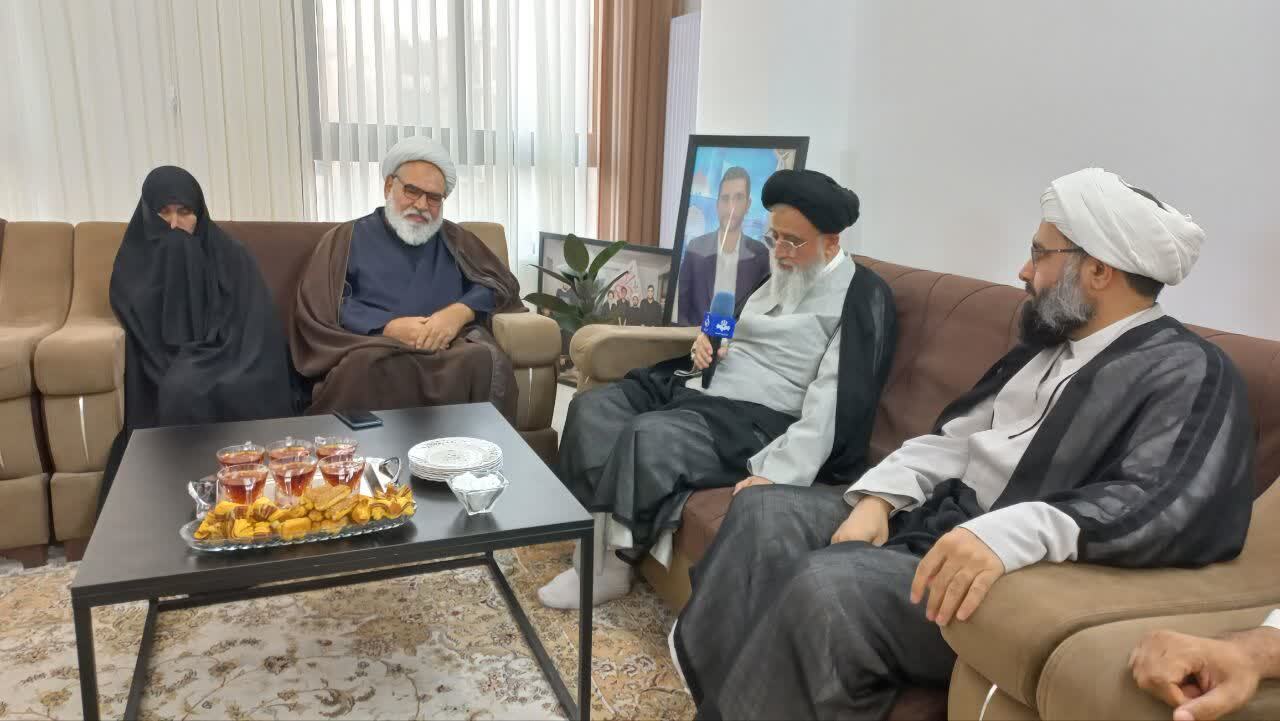 آیت‌الله مدرسی یزدی از خانواده شهید پاسدار امیر حسین حسنی از شهدای دفاع مقدس ۱۲ روزه تجلیل کرد