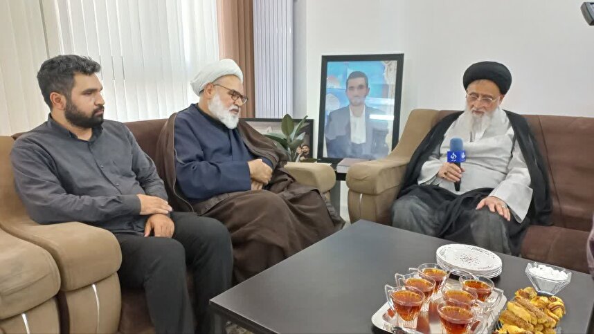 آیت‌الله مدرسی یزدی از خانواده شهید پاسدار امیر حسین حسنی از شهدای دفاع مقدس ۱۲ روزه تجلیل کرد