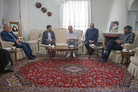 گزارش تصویری دیدار دکتر طحان‌نظیف و دکتر صادقی‌مقدم با خانواده شهیده ناظر «حانیه نادری»