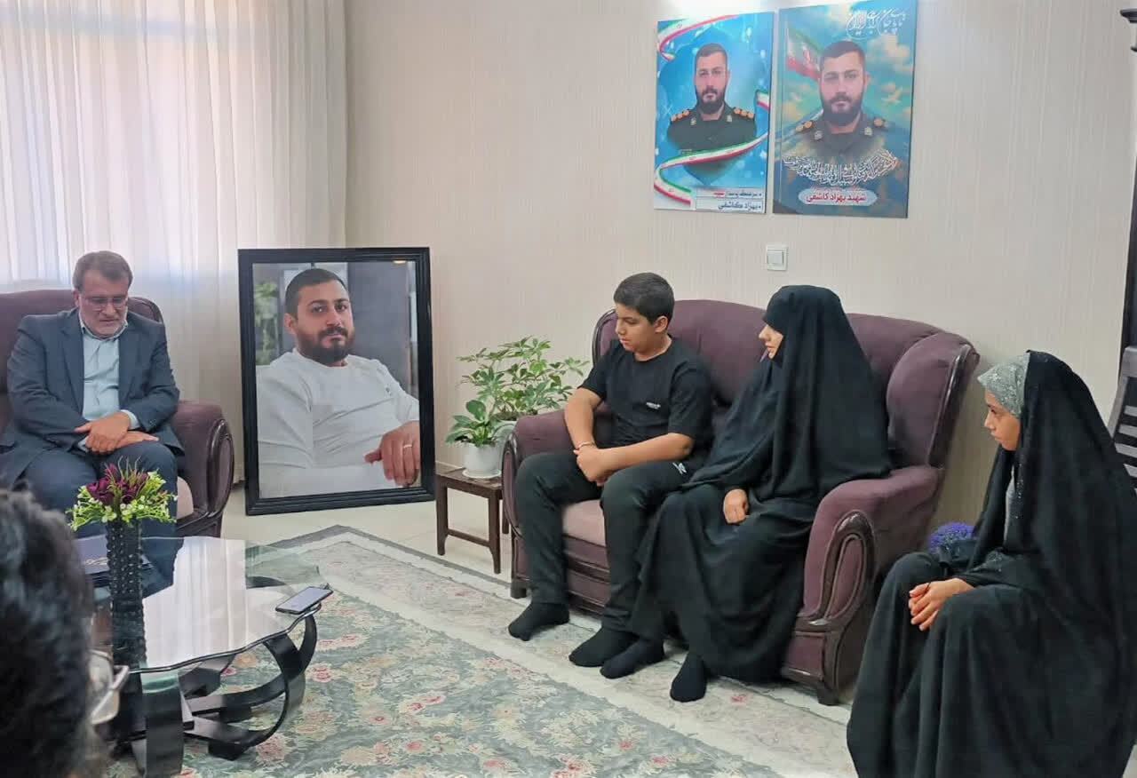 دکتر مولابیگی در دیدار با خانواده شهید ناظر «بهزاد کاشفی ایمانی»: شهادت، اوج اخلاص و عشق به آرمان‌هاست