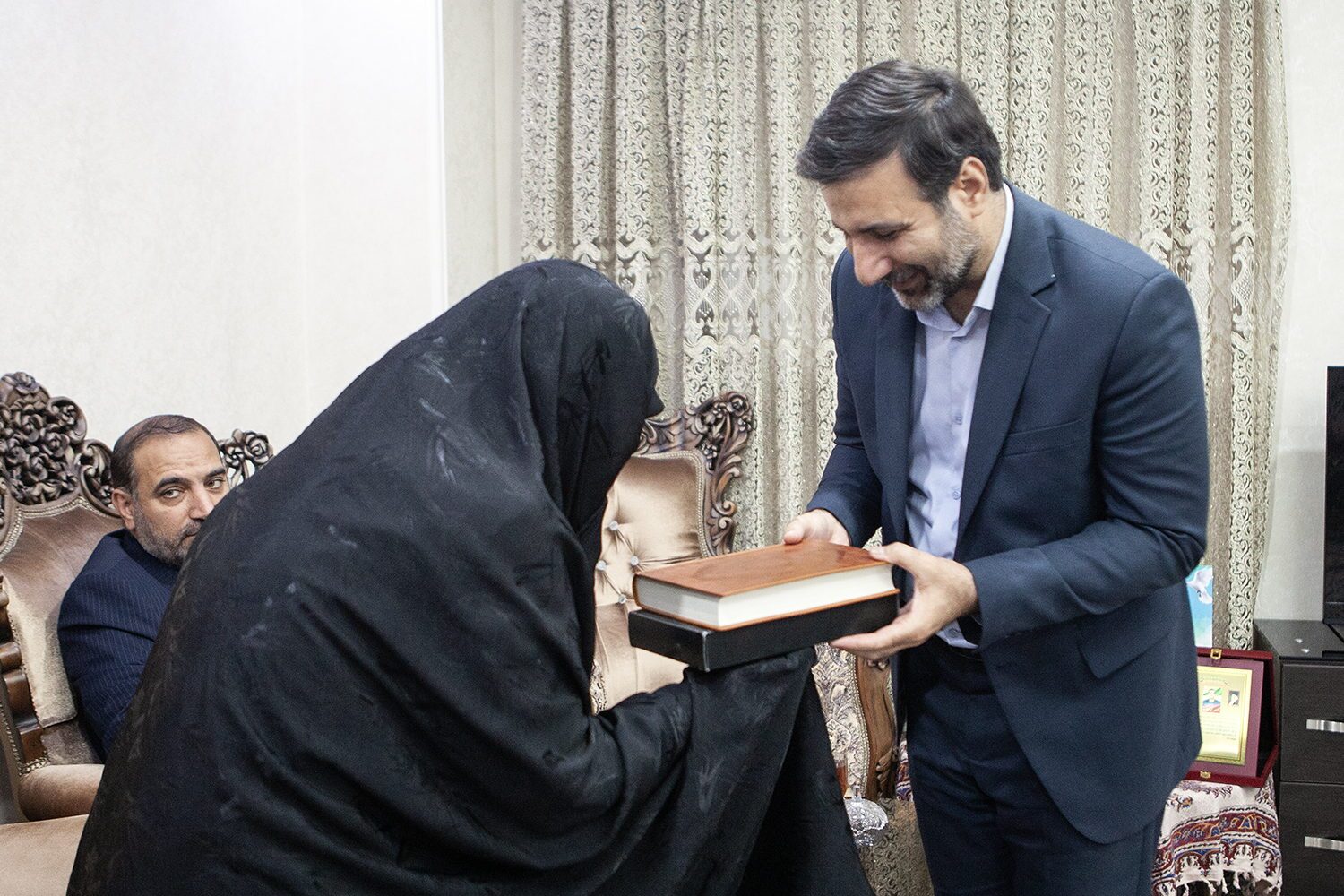 دیدار با بستگان شهیدی که عاشق مادر و خانواده بود/ دکتر طحان نظیف: شهید «محمد چناری» افتخاری برای شبکه ناظران انتخاباتی است