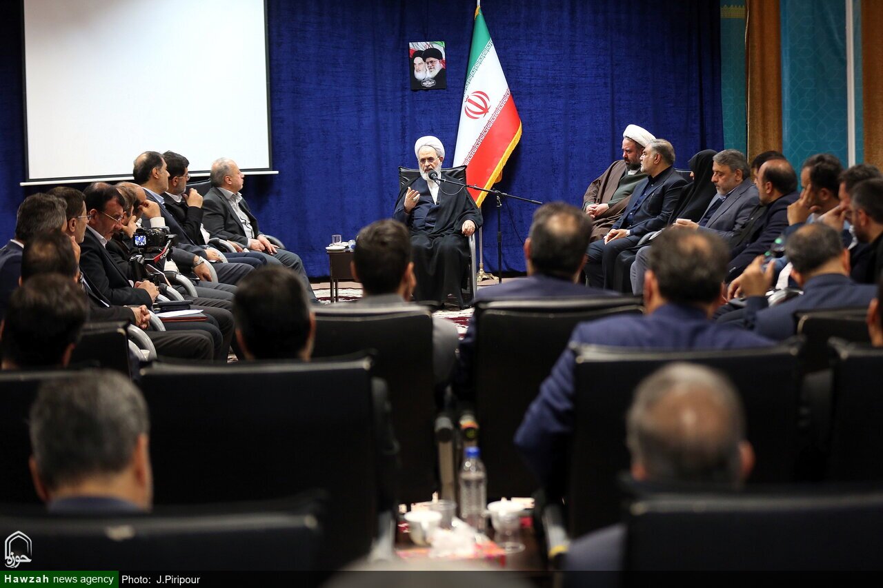 مسئولان شهری خدمت به مردم را عبادت بدانند/شهرداران صرفاً مدیر عمرانی نیستند