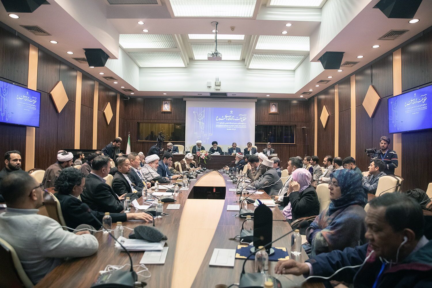 نشست میهمانان خارجی همایش بین‌المللی حقوق ملت و آزادی‌های مشروع با جمعی از اعضای شورای نگهبان/ آیت‌الله مدرسی‌یزدی: تبیین حقوق بشر بر مبنای معیارهای اسلامی راهکار رشد انسانیت و مقابله با توطئه استکبار نوین است/ اجماع علما و پژوهشگران: آزادی در پرتو عدالت اسلامی؛ راهکار مقابله با تفرقه و سلطه غرب