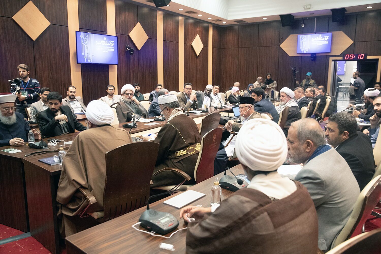 نشست میهمانان خارجی همایش بین‌المللی حقوق ملت و آزادی‌های مشروع با جمعی از اعضای شورای نگهبان/ آیت‌الله مدرسی‌یزدی: تبیین حقوق بشر بر مبنای معیارهای اسلامی راهکار رشد انسانیت و مقابله با توطئه استکبار نوین است/ اجماع علما و پژوهشگران: آزادی در پرتو عدالت اسلامی؛ راهکار مقابله با تفرقه و سلطه غرب