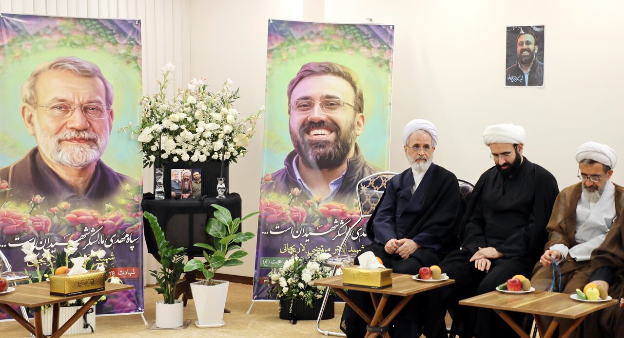 دیدار آیتالله اعرافی با خانواده شهید علی لاریجانی دیدار آیتالله اعرافی با خانواده شهید علی لاریجانی