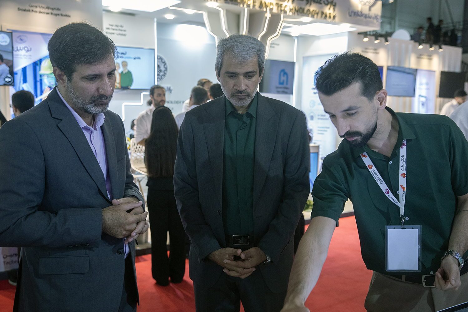 بازدید سخنگوی شورای نگهبان از نمایشگاه الکامپ و گفتوگو با کارآفرینان درخصوص قوانین حوزه تجارت الکترونیک بازدید سخنگوی شورای نگهبان از نمایشگاه الکامپ و گفتوگو با کارآفرینان درخصوص قوانین حوزه تجارت الکترونیک