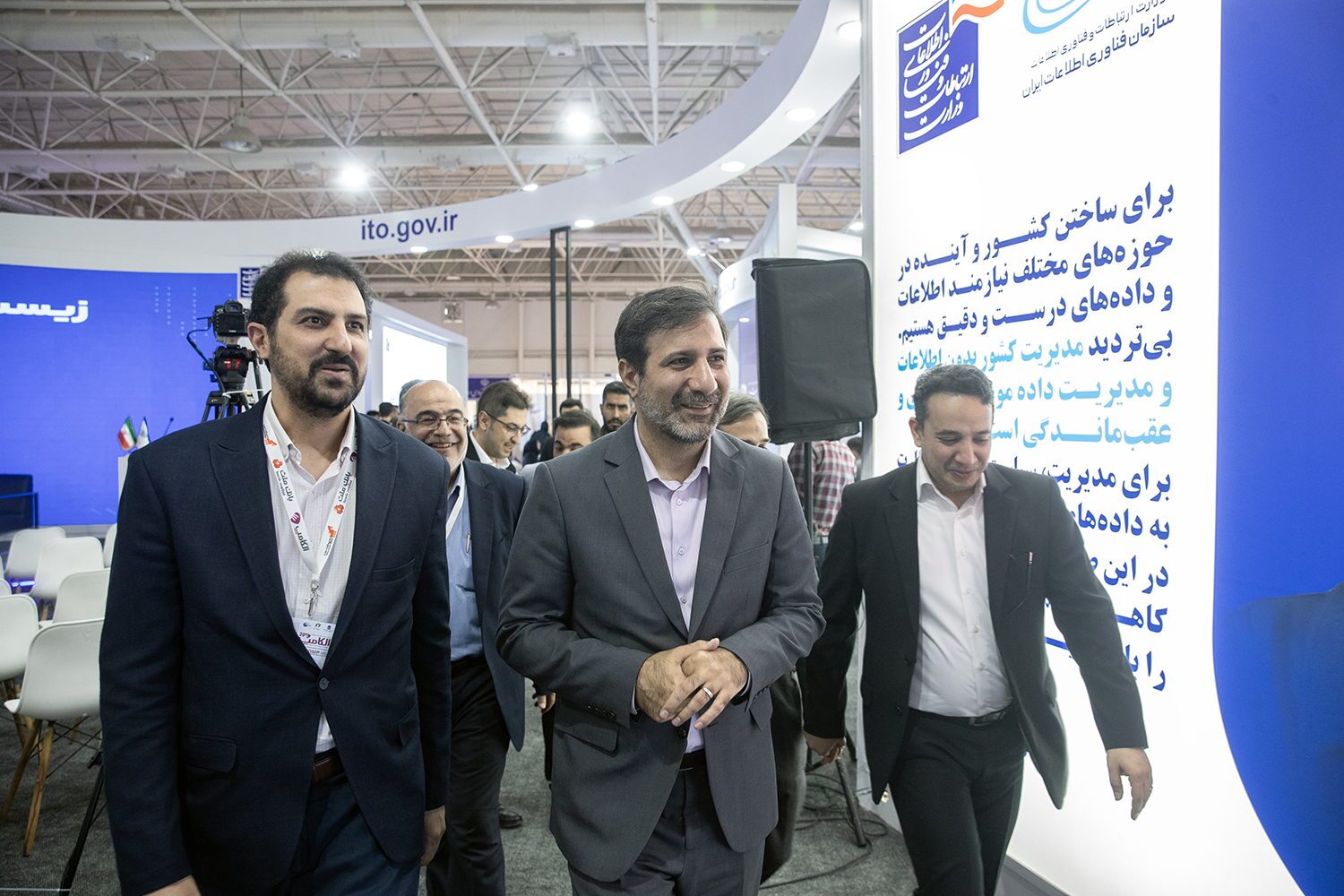 بازدید سخنگوی شورای نگهبان از نمایشگاه الکامپ و گفتوگو با کارآفرینان درخصوص قوانین حوزه تجارت الکترونیک بازدید سخنگوی شورای نگهبان از نمایشگاه الکامپ و گفتوگو با کارآفرینان درخصوص قوانین حوزه تجارت الکترونیک