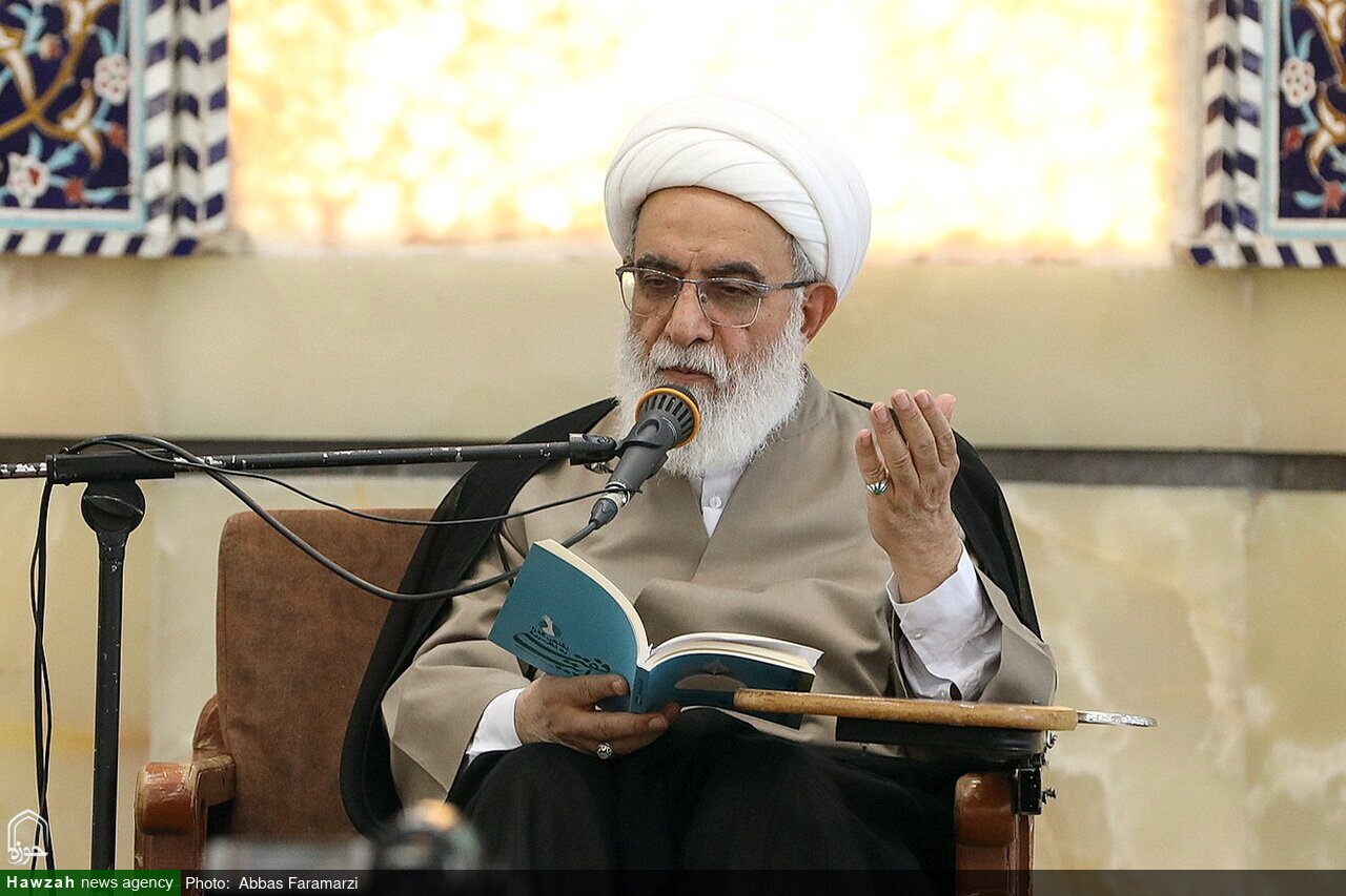 آیتالله سید مجتبی خامنهای همان راه دو امام بزرگوار را ادامه میدهند آیتالله سید مجتبی خامنهای همان راه دو امام بزرگوار را ادامه میدهند